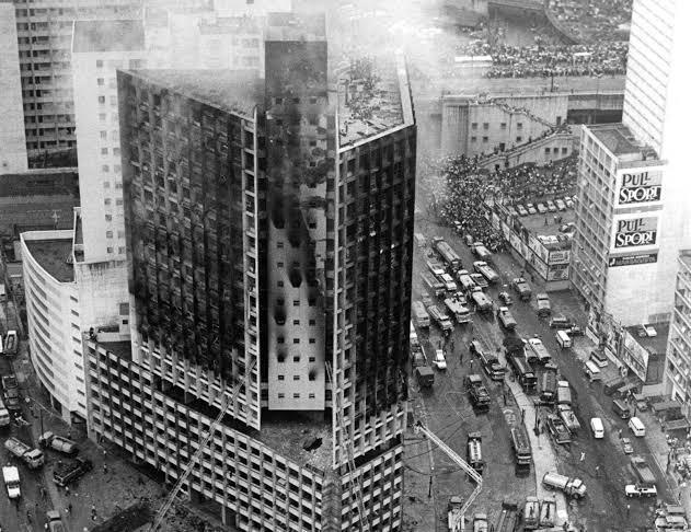O edifício Joelma, que pegou fogo em 1974 deixando 188 pessoas mortas. Foto: Agência O Globo.