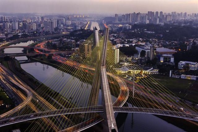 Ponte Octavio Frias de Oliveira, a ponte estaiada, um dos "lugares difíceis" de São Paulo. Foto: Danny Lehman / Corbis.