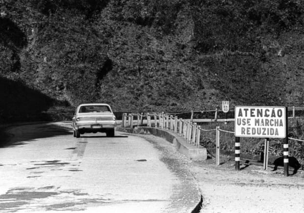 Vista parcial da descida da Serra do Mar pela Estrada Velha de Santos, também conhecida como Caminho do Mar, em 02/06/1971. Foto: Acervo Estadão.