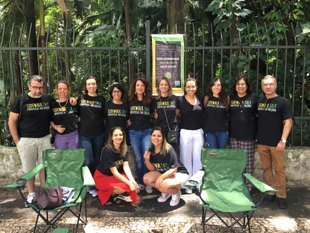 Equipe do Sidewalk Talk comemorando o aniversário da cidade na Avenida Paulista em calçada do Parque Trianon. Foto: Divulgação.