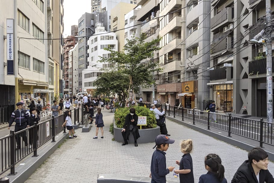 Espaço público em Omotesando, em Tóquio, sendo usado no intervalo das crianças de uma escola da vizinhança. Foto: Caos Planejado.
