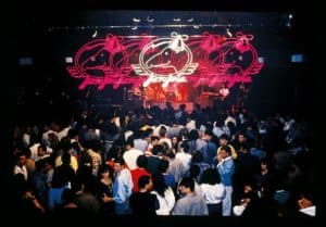 Em atividade entre 1987 e 1996, o AeroAnta marcou época como misto de restaurante, bar, pista de dança e palco para shows. Foto: Divulgação.