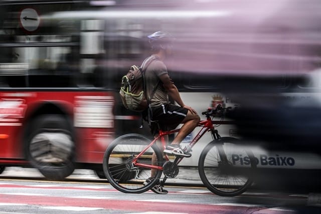 Ciclista na Avenida Berrini, zona sul de São Paulo. Foto: Marcelo Brandt / G1.