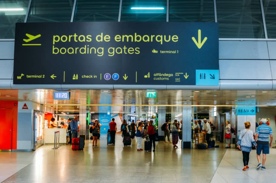 Ainda há muito português deixando o país em busca de outras oportunidades. Foto: 360 Meridianos.