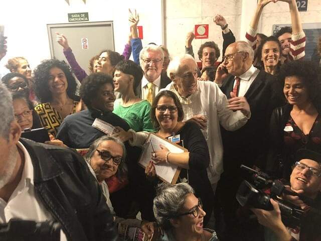 O dramaturgo e ator Zé Celso Martinez Corrêa (de branco), o vereador Gilberto Natalini (PV-SP) e ativistas do Parque Bixiga comemoram resultado da votação na Câmara na tarde desta quarta-feira (12). Foto: Divulgação