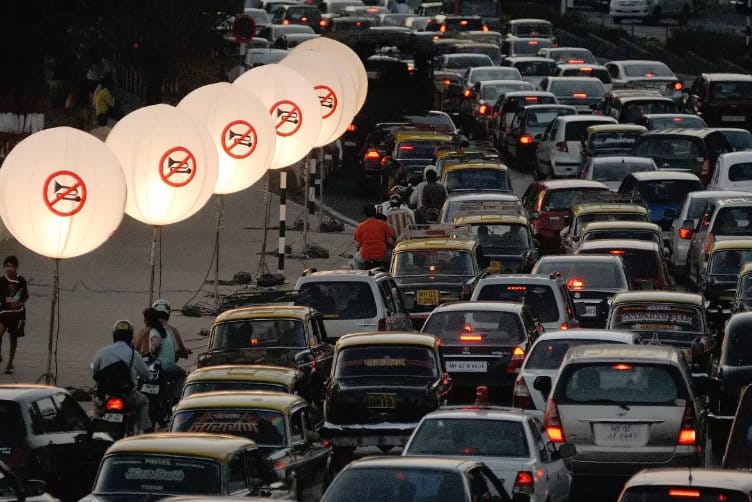 Agentes de Trânsito em Mumbai, Índia, encontram uma solução inovadora para o problema das buzinas na cidade, com muito humor e tecnologia. Foto: Mumbai Mirror.