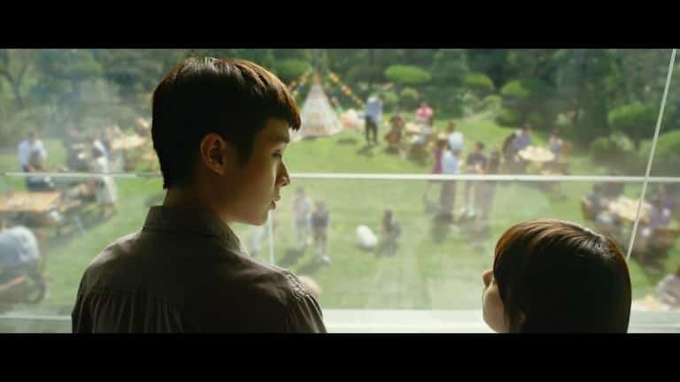 Choi Woo-shik e Jung Ji-so em cena de "Parasita". Foto: Divulgação.