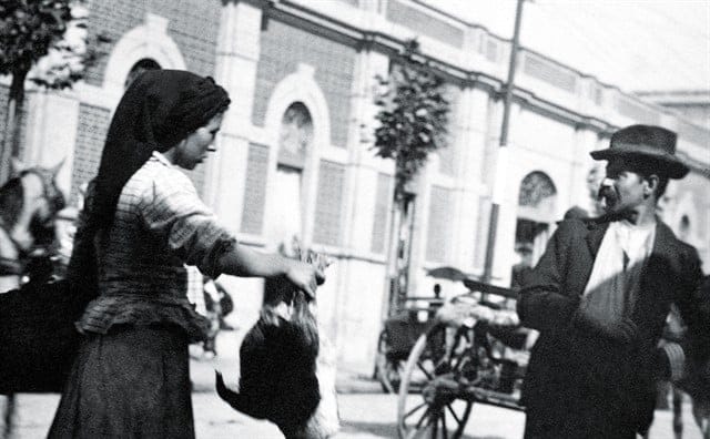 Vendedora de galinha no centro de São Paulo, em 1910, época em que o governo começou a organizar o comércio de alimentos. Foto: Vincenzo Pastore / IMS.