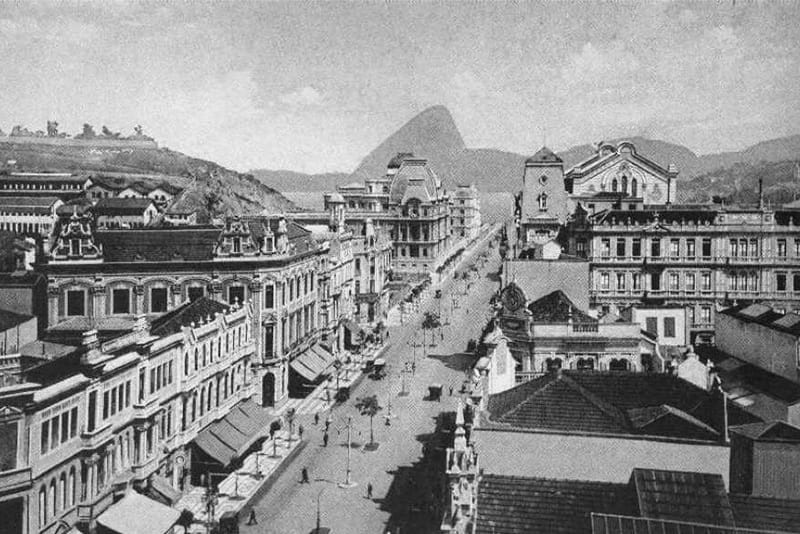 Avenida Central, Rio de Janeiro, 1910, um dos projetos de Pereira Passos. Imagem: Mark Ferrez, Álbum da Avenida Central.