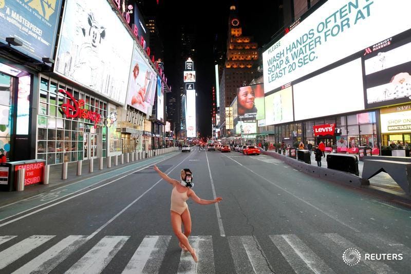 Dançarina de balé usando máscara de gás faz uma performance em rua vazia na Times Square de Nova York. Foto: Andrew Kelly / Reuters.