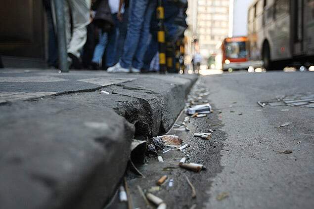 Basta caminhar pelas ruas de qualquer cidade brasileira para ver uma bituca de cigarro em cada canto. Foto: Folhapress.