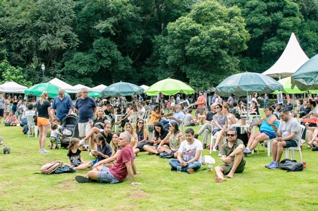 Pública desfruta do verde e do gramado da Praça Alexandre Gusmão em edição da FIC em 2019. Foto: Divulgação.