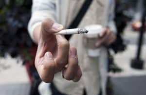 Cerca de 14 milhões de bitucas de cigarro são descartadas, por dia, nas ruas de São Paulo. Foto: Shutterstock.