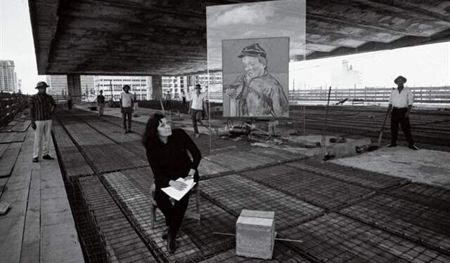 Lina em 1967, no vão livre do MASP, ao lado do suporte de vidro. Foto: Acervo do Museu.
