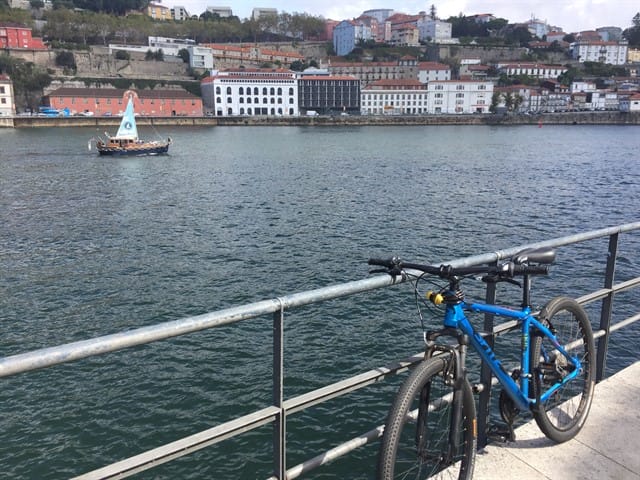 Em pouco menos de 50 km, partindo do Cais de Gaia, passei pela foz do Douro (foto) e vim margeando as praias, com paradas pelo caminho pra curtir o dia lindo. Foto: Marcos Freire.