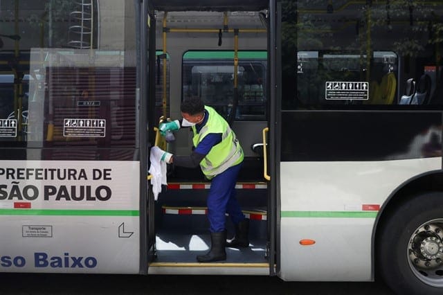 As empresas de ônibus e de modais sobre trilhos têm reforçado a higiene dos veículos antes do início de cada viagem. Foto: SECOM / PMSP.