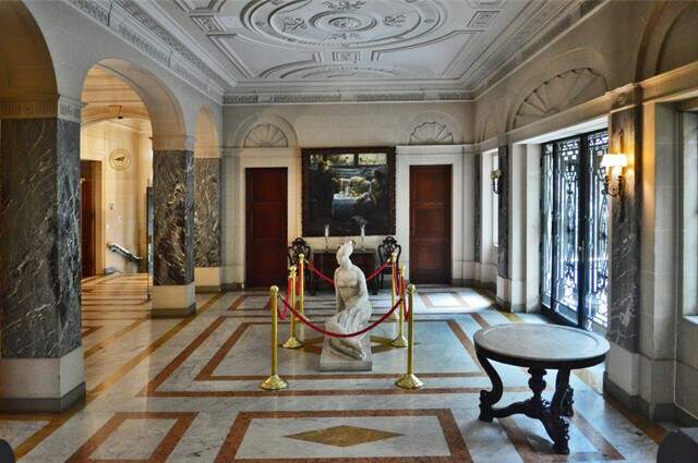 Imagem de ambiente interna do palacete onde viveu Dona Viridiana cercada de obras de Almeida Junior e Victor Brecheret.. Foto: Sérgio Zeiger.