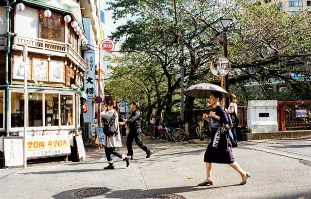 Pedestres em Nakameguro, bairro da periferia de Tóquio no Japão. Foto: Toomore Chiang / Flickr.