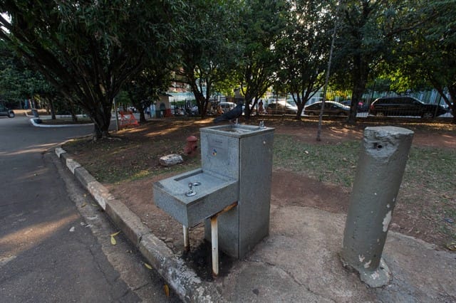 Bebedouro do Ceret, no Tatuapé (zona leste de SP), sem água e com mofo. Foto: Ronny Santos / Folhapress. 