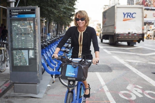 Janette Sadik-Khan pedala en Nova York. Foto: Getty Images.