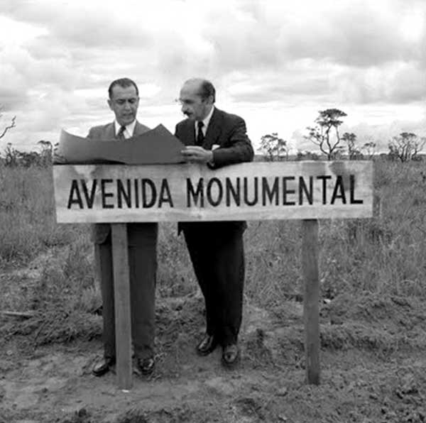 Juscelino Kubitschek e Lúcio Costa em Brasília, 1957. Foto: Jean Manzon. 