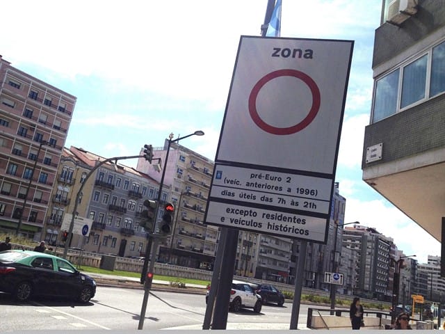 Placa da Zona de Emissões Reduzidas (ZER) de Lisboa. Foto: O Corvo / Sítio de Lisboa.