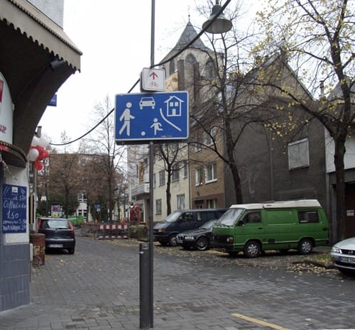 Uma zona de coexistência é uma zona da via pública especialmente concebida para utilização partilhada por pedestres e veículos. Foto: Circula Seguro.
