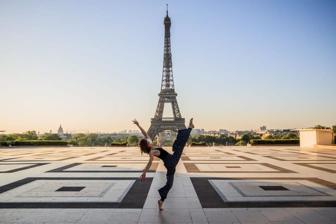 A dançarina e coreógrafa síria Yara Al-Hasbani faz uma performance na praça vazia do Trocadero, em frente à Torre Eiffel, em Paris. Foto: AFP. 