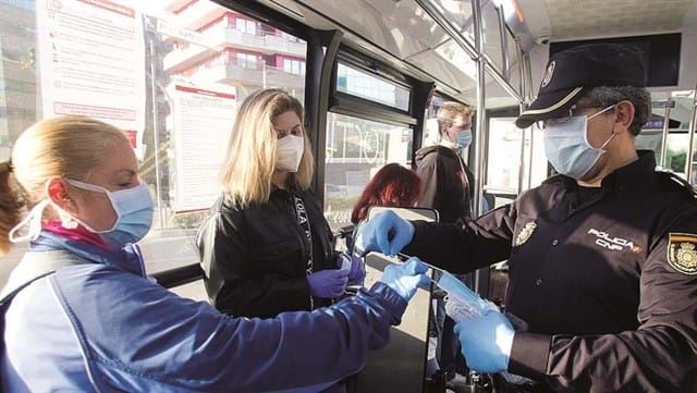 O uso obrigatório de máscaras em transporte público é medida obrigatória em vários países europeus. Foto: EPA.