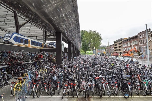 Um "mar de bicicletas" em estacionamento em Amsterdam. Foto: Modacity.