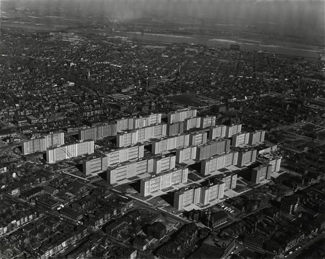 O empreendimento de habitação social Pruitt-Igoe, projetado por Le Courbusier, construído em 1954 e demolido em 1972 . Foto: The Pruitt-Igoe Myth.