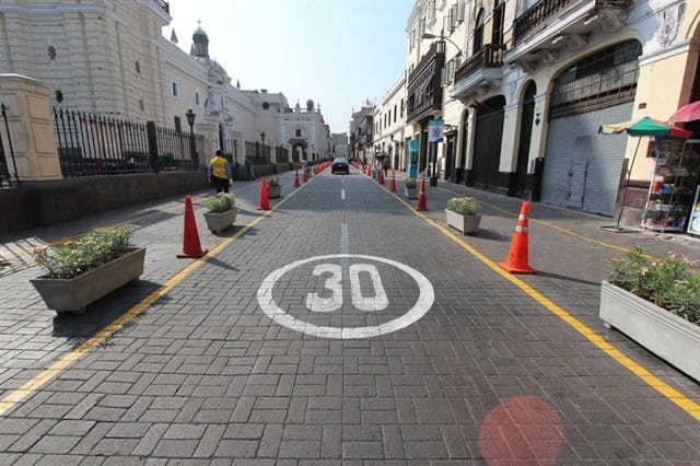 Veículos deverão circular a 30 km/h no Centro Histórico de Lima. Foto: Andina / Difusión.