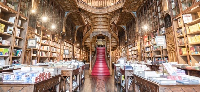 Livraria Lello, do Porto (Portugal), quer aliviar a pandemia com livros clássicos. Foto: Ivo Rainha