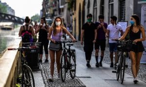 Em Milão, as autoridades pretendem converter 35 quilômetros de ruas em mais espaço para ciclistas e pedestres. Foto: Miguel Medina / AFP.