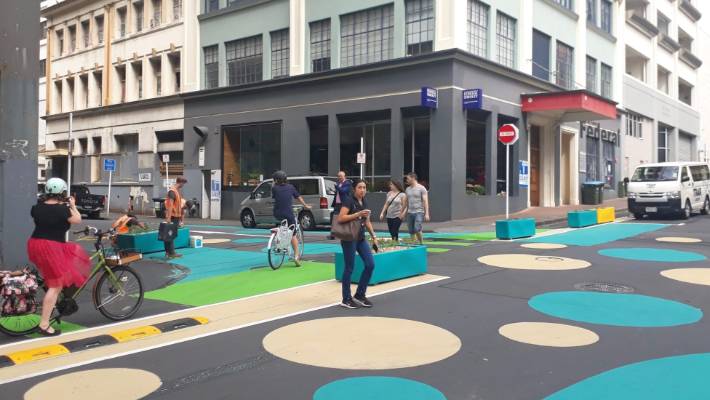 Rua em Auckland, Nova Zelândia; mais ciclovias, calçadas extensas - um exemplo de como as cidades serão redesenhadas para distanciamento social no estilo Covid. Foto: Governo da Nova Zelandia. 