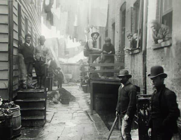 Fotojornalista Jacob Riis registrou a vida insalúbre nos cortiços de Nova York na década de 1880.