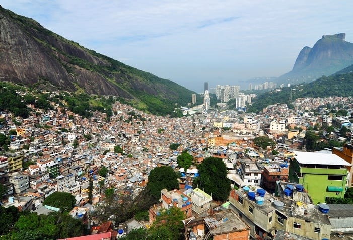 No Rio de Janeiro, deslocamento de moradores para os morros foi acelerado por reformas urbanas. Foto: chensiyuan.