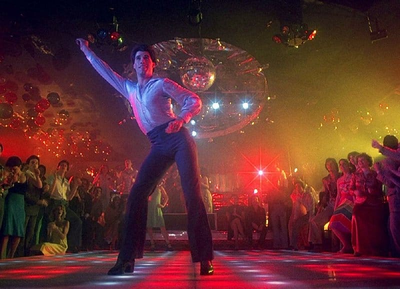 Tony Manero, personagem de John Travolta no filme 'Os Embalos de Sábado à Noite' (1977) é feliz nos fins de semana quando participa de concursos de dança. Foto: Divulgação.  