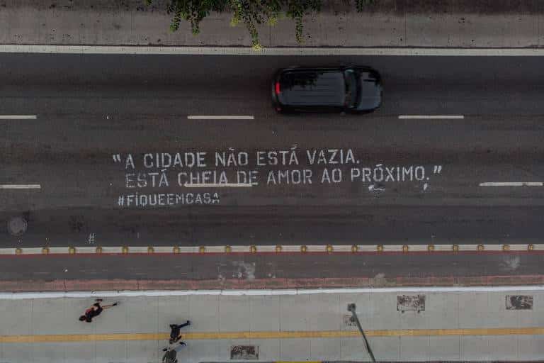 Intervenção artística pinta ruas de São Paulo com pedido para ficar em casa e deter coronavírus. Foto: Bruno Santos / Folhapress. 