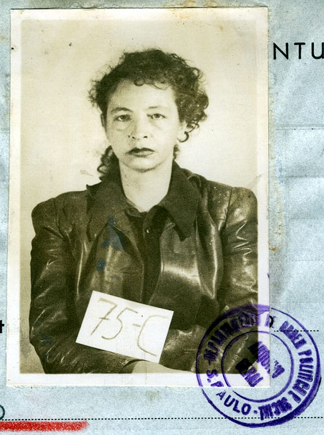 Pagu (Patrícia Galvão), em fotografia do seu prontuário no Dops. Imagem: Arquivo Público do Estado de São Paulo.