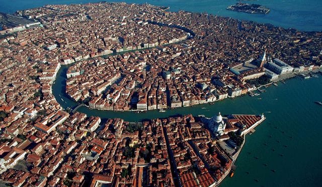 Veneza é uma das cidades mais bonitas do mundo, erguida em um dos cenários mais improváveis. Foto: Getty Images.
