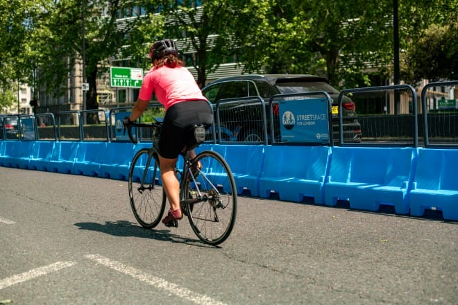 Ciclovia provisória no centro de Londres. Foto: BikeBiz. 