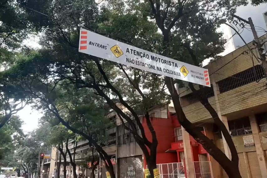 Em Em Belo Horizonte, faixa alerta motoristas sobre novas ciclovias temporárias. Foto: BHTrans.