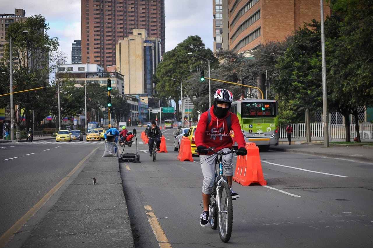 Bogotá planeja tornar permanentes os 96 km de ciclovias temporárias. Foto: Secretaria da Mobilidade de Bogotá.