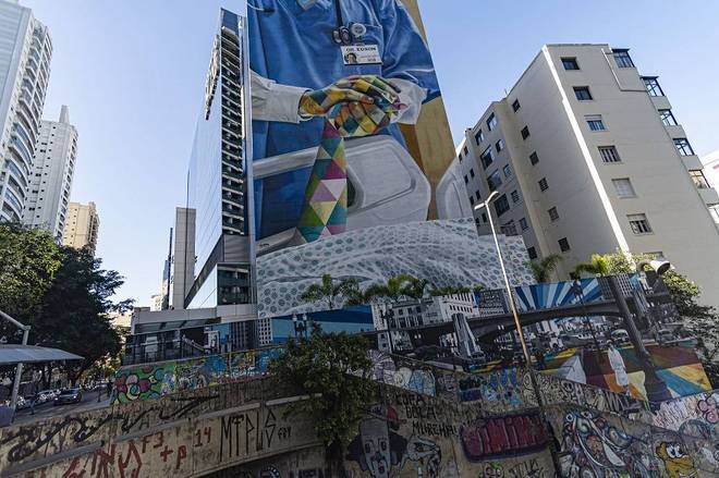 Homenagens a profissionais de saúde e mensagens de encorajamento durante a pandemia de covid-19 ocupam os muros de São Paulo durante a pandemia do novo coronavírus. Foto: Anderson Lira /  Frame Photos.
