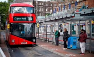 Os ônibus, também serão mais constantes, com as viagens levando um tempo semelhante, independentemente da hora do dia. Foto: Evening Standard.