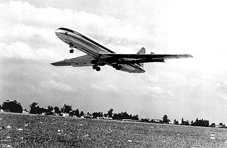 Caravelle, um dos primeiros aviões comerciais a jato do mundo, em 1957. Foto: Acervo UH /Folhapress.
