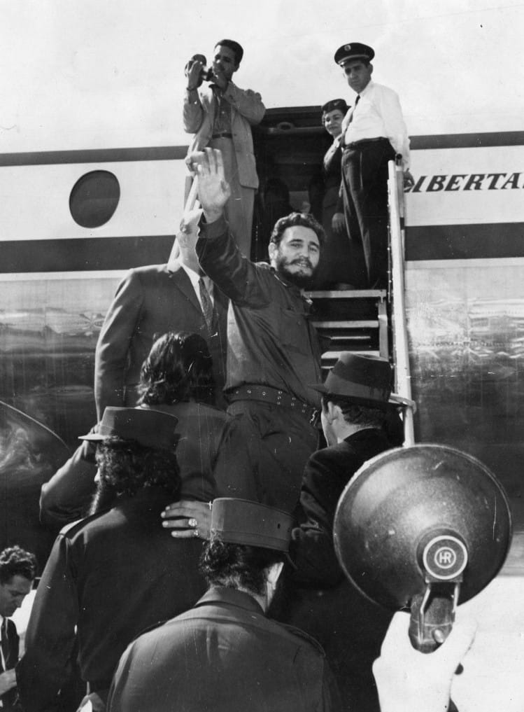 Em 1959, Fidel Castro, embarca rumo a Brasília (DF). Foto: Acervo UH / Folhapress.