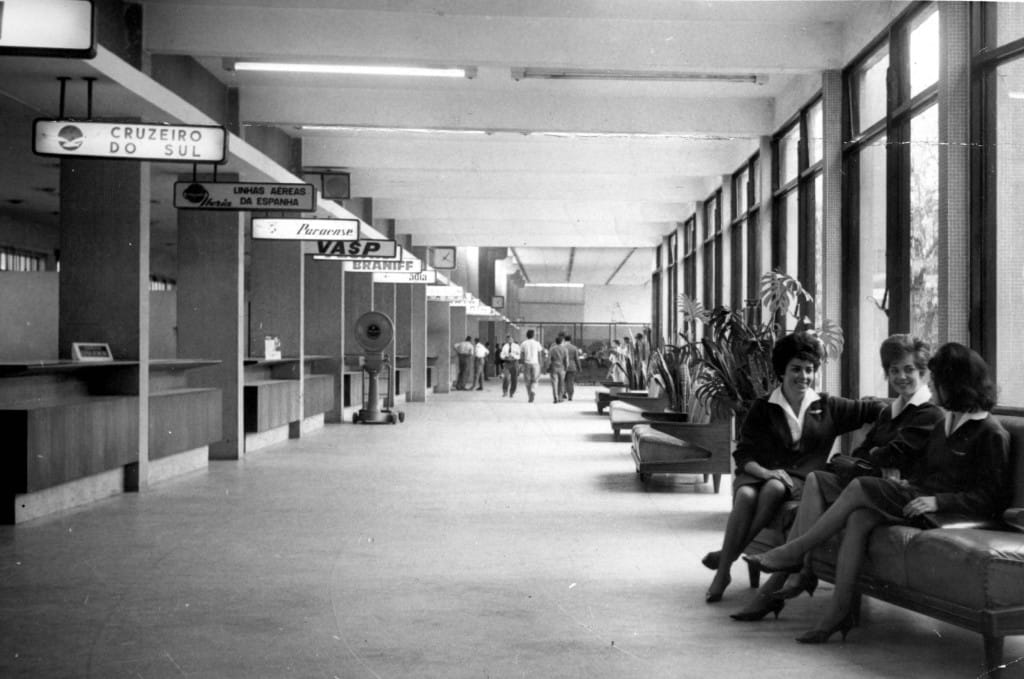 Balcões de check in em 1959 para a Ala Internacional e ponte aérea Rio-SP. Foto: Acervo UH / Folhapress.
