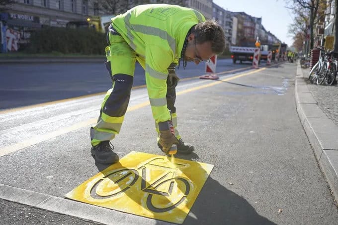 Apenas uma pequena porcentagem dos passageiros de Roma vai de bicicleta para o trabalho. Foto: Associated Press Television News.
